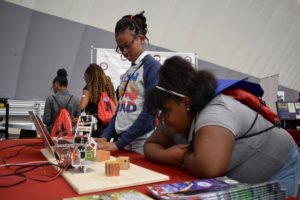 Kids working with robot